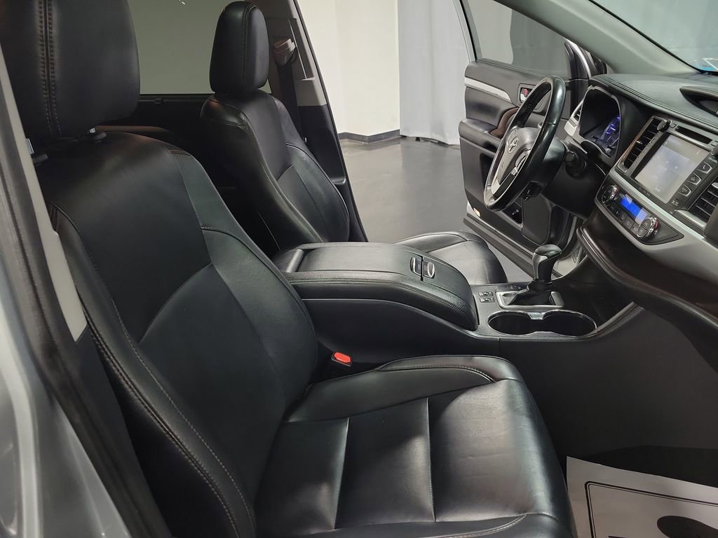 Used 2019 Toyota Highlander XLE image 23