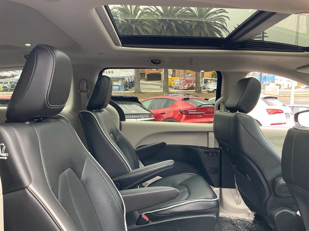Used 2023 Chrysler Pacifica Limited FWD image 54