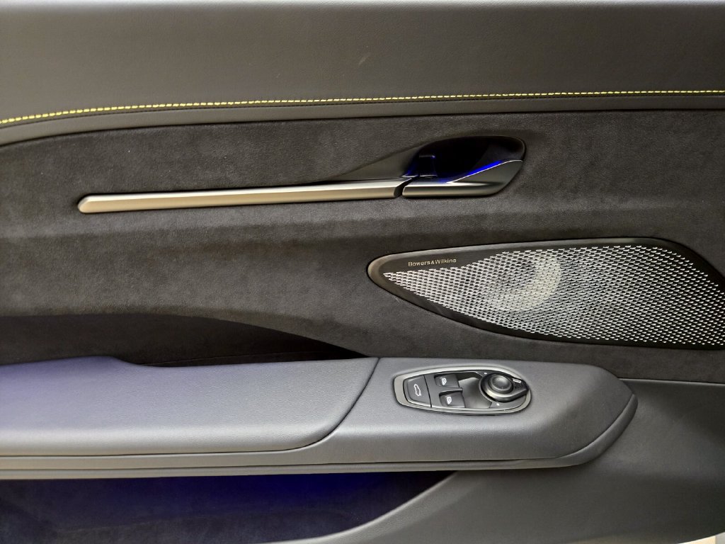 Used 2025 Aston Martin V8 Vantage Coupe RWD image 25