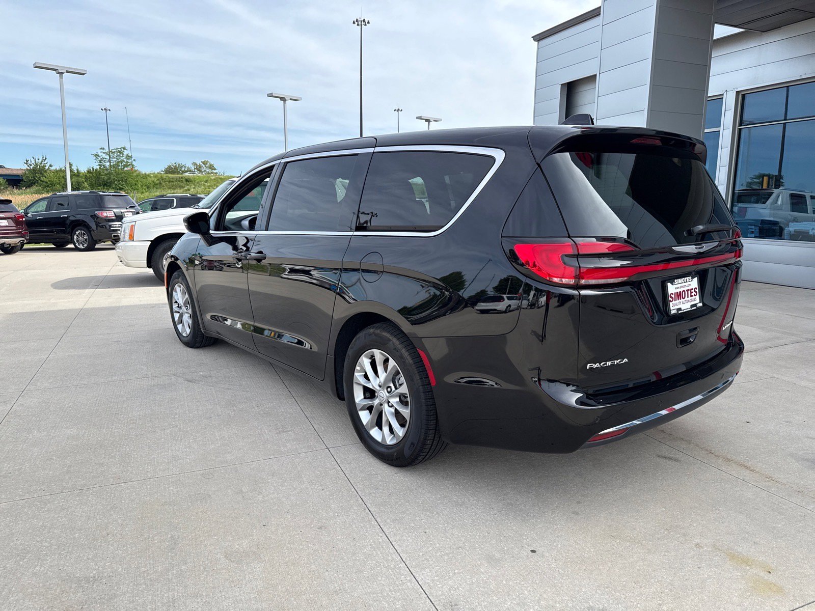 Used 2026 Chrysler Pacifica Limited FWD image 2