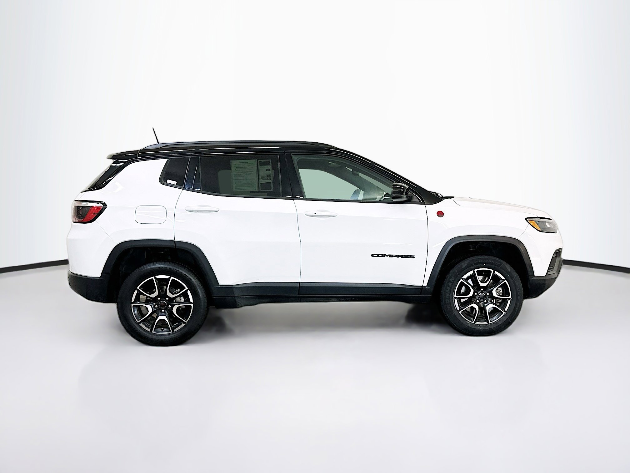 Used 2025 Jeep Compass Trailhawk AWD/4WD image 10