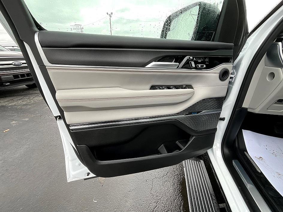 New 2026 Jeep Grand Wagoneer L Summit image 14