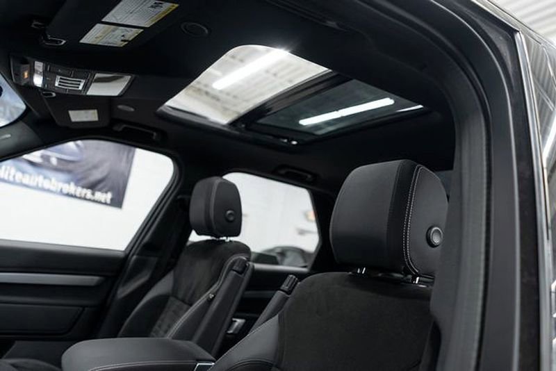 Used 2023 Land Rover Discovery S R-Dynamic image 8