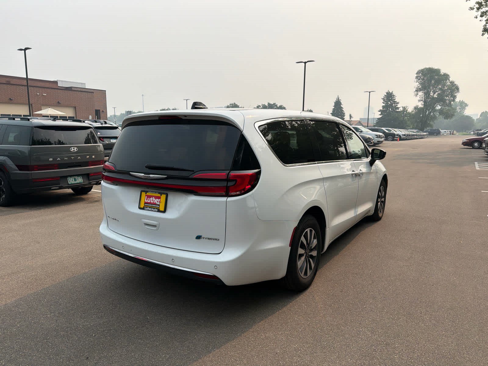Used 2024 Chrysler Pacifica Limited FWD image 2