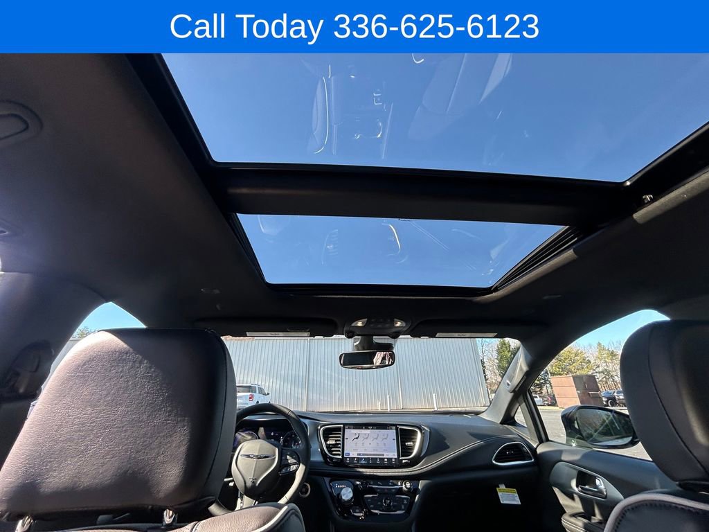 New 2026 Chrysler Pacifica Limited w/ S Appearance Package FWD image 17