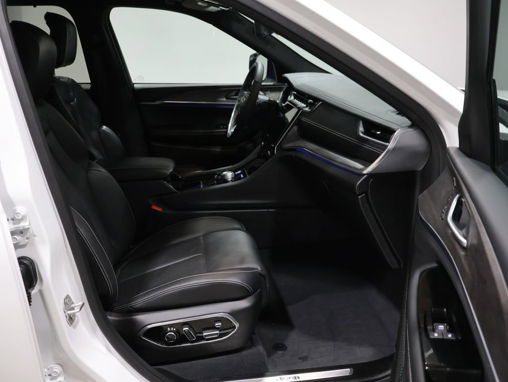 Used 2023 Jeep Grand Cherokee Overland w/ Luxury Tech Group IV image 23