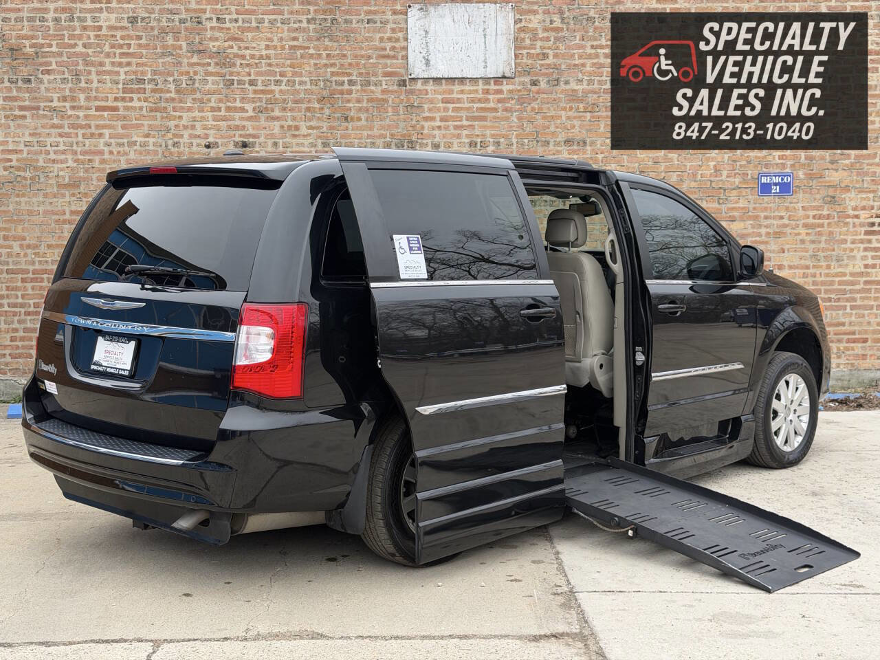Used 2016 Chrysler Town & Country Touring FWD image 1