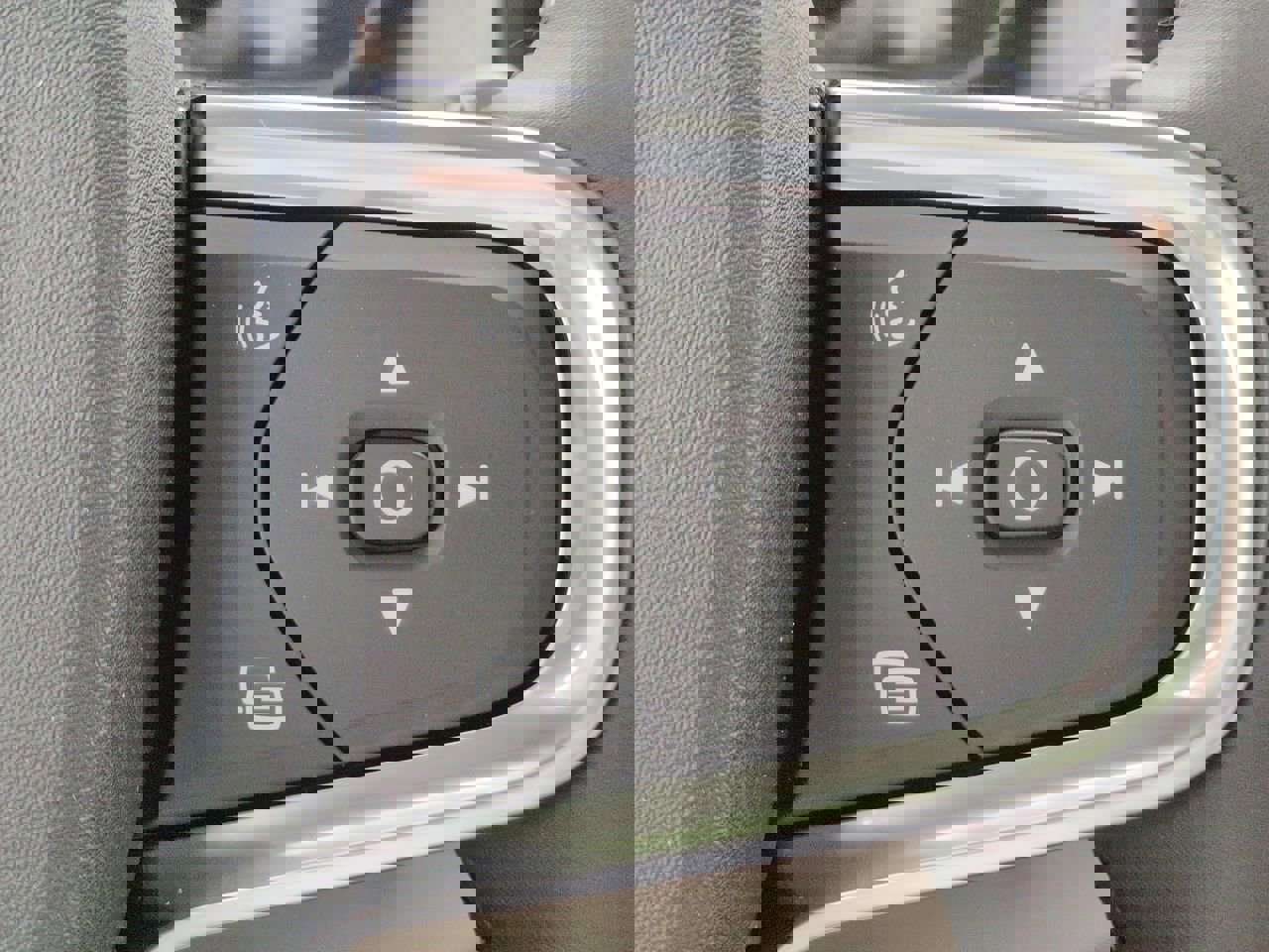 New 2025 Volvo XC40 B5 Plus w/ Protection Package Premier image 25