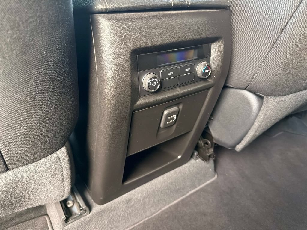 Used 2023 Chevrolet Traverse LT FWD image 17