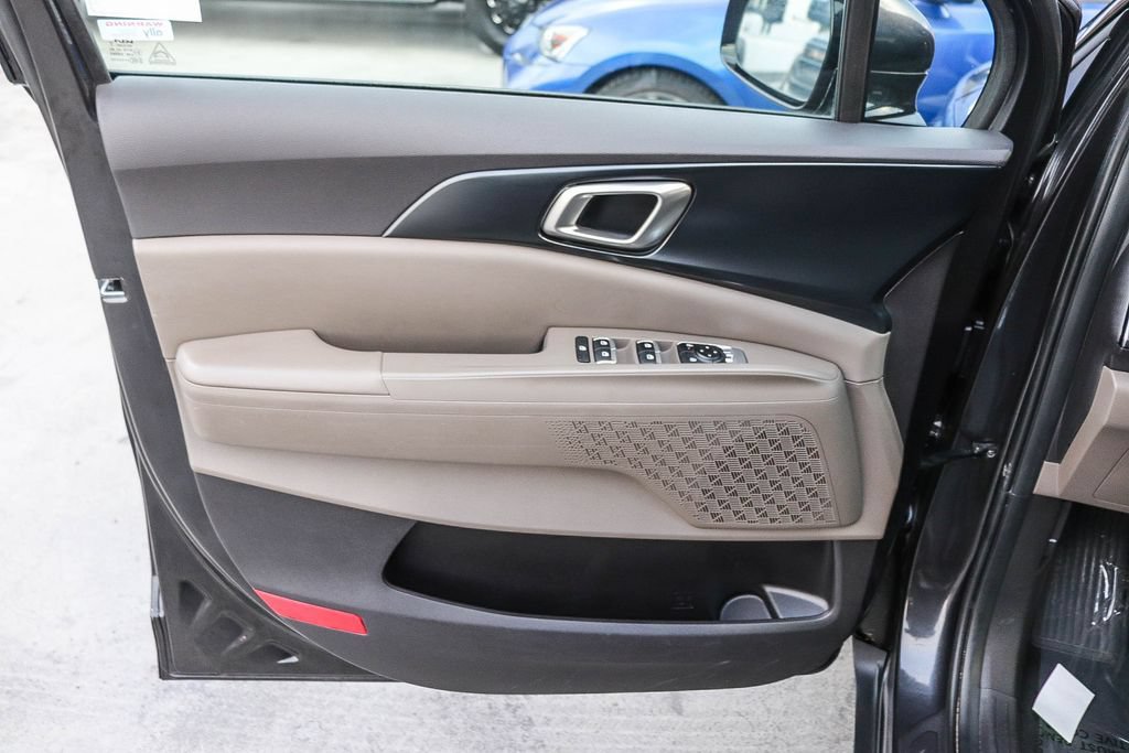 Used 2025 Kia Carnival FWD image 24