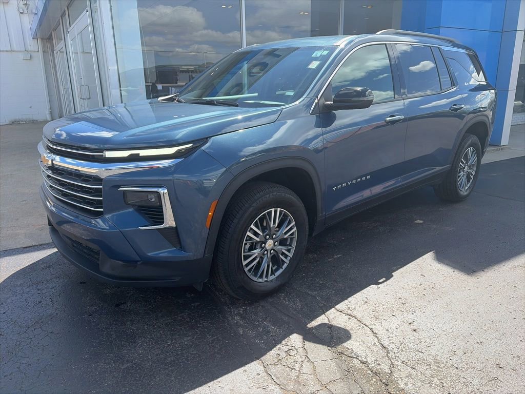 Used 2026 Chevrolet Traverse LT AWD/4WD image 3