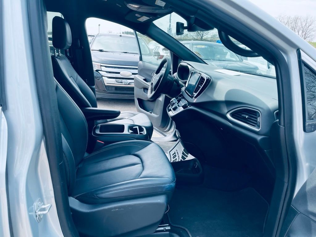 Used 2026 Chrysler Pacifica Select FWD image 25