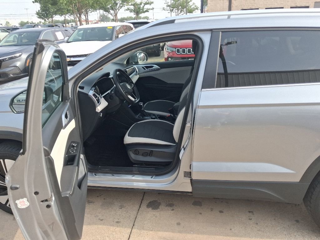 Used 2025 Volkswagen Taos SE AWD/4WD image 4