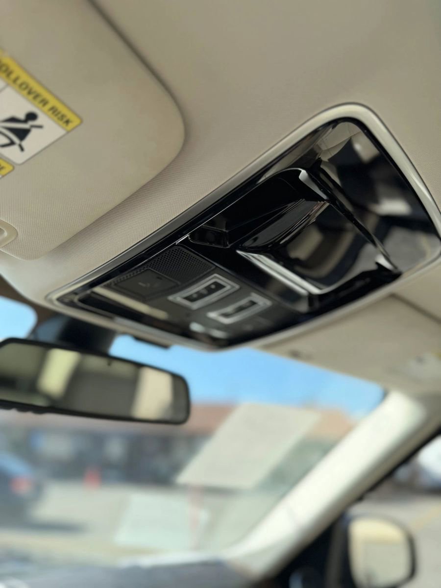 Used 2015 Land Rover Range Rover HSE image 16