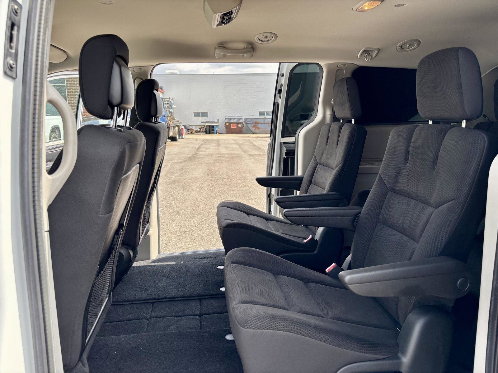 Used 2017 Dodge Grand Caravan SE image 14