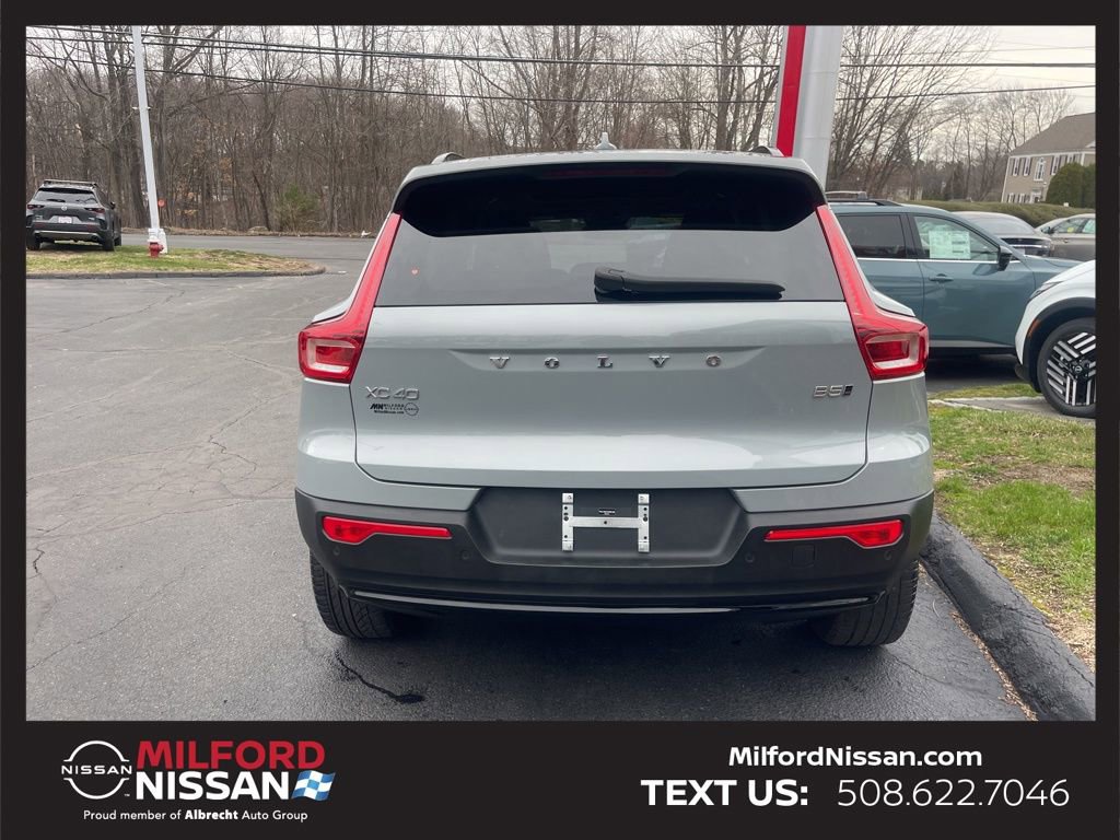 Used 2025 Volvo XC40 B5 Plus image 4