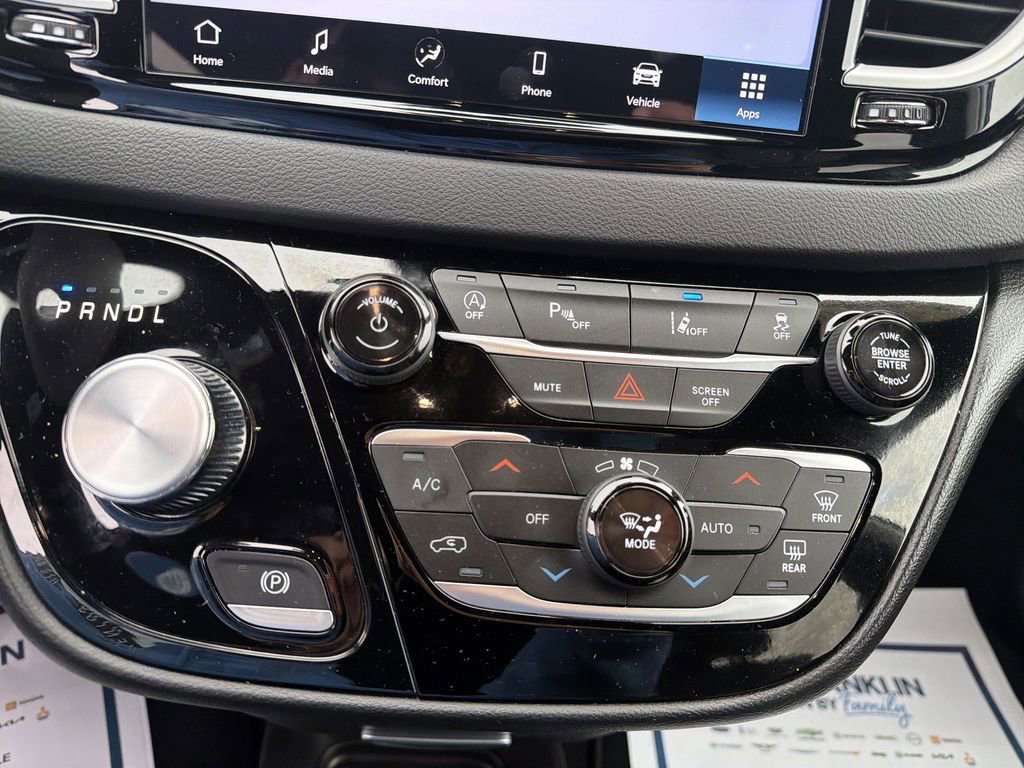 Used 2025 Chrysler Voyager LX image 24