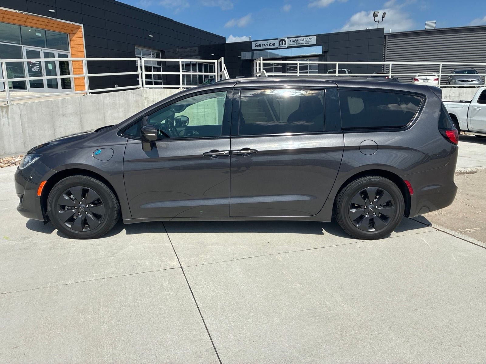 Used 2020 Chrysler Pacifica Limited w/ Quick Oder Package 2EV RED-S FWD image 2