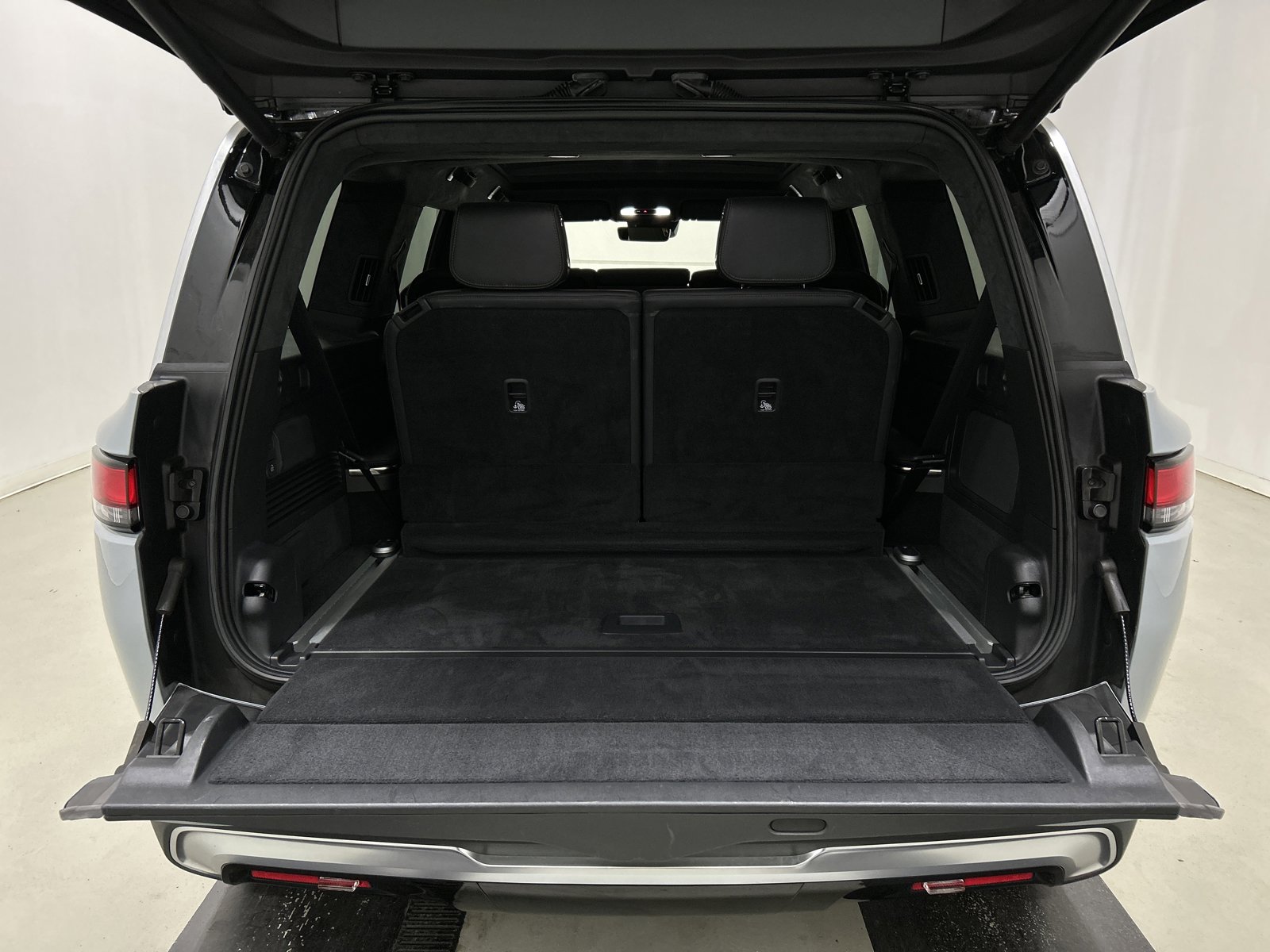 Used 2023 Rivian R1S Adventure image 15