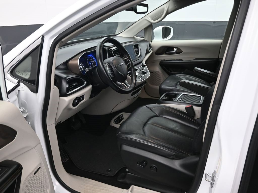 Used 2017 Chrysler Pacifica Touring-L Plus image 9