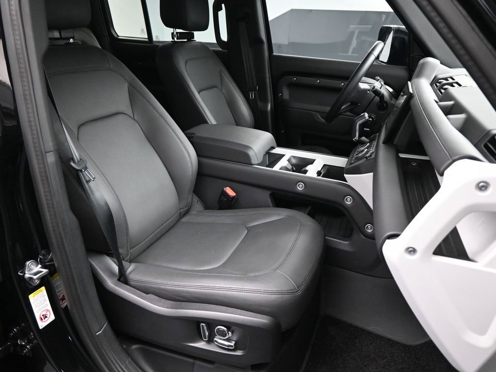 Used 2025 Land Rover Defender 130 X-Dynamic SE AWD/4WD image 10