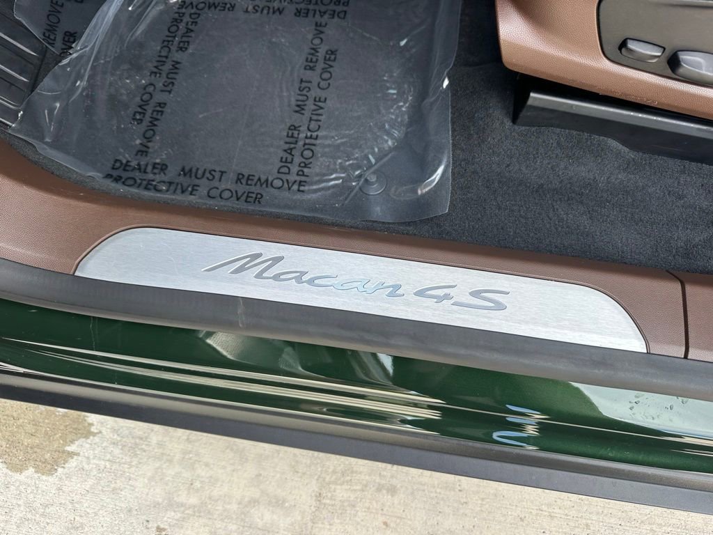 Certified 2025 Porsche Macan 4S Electric AWD/4WD image 24