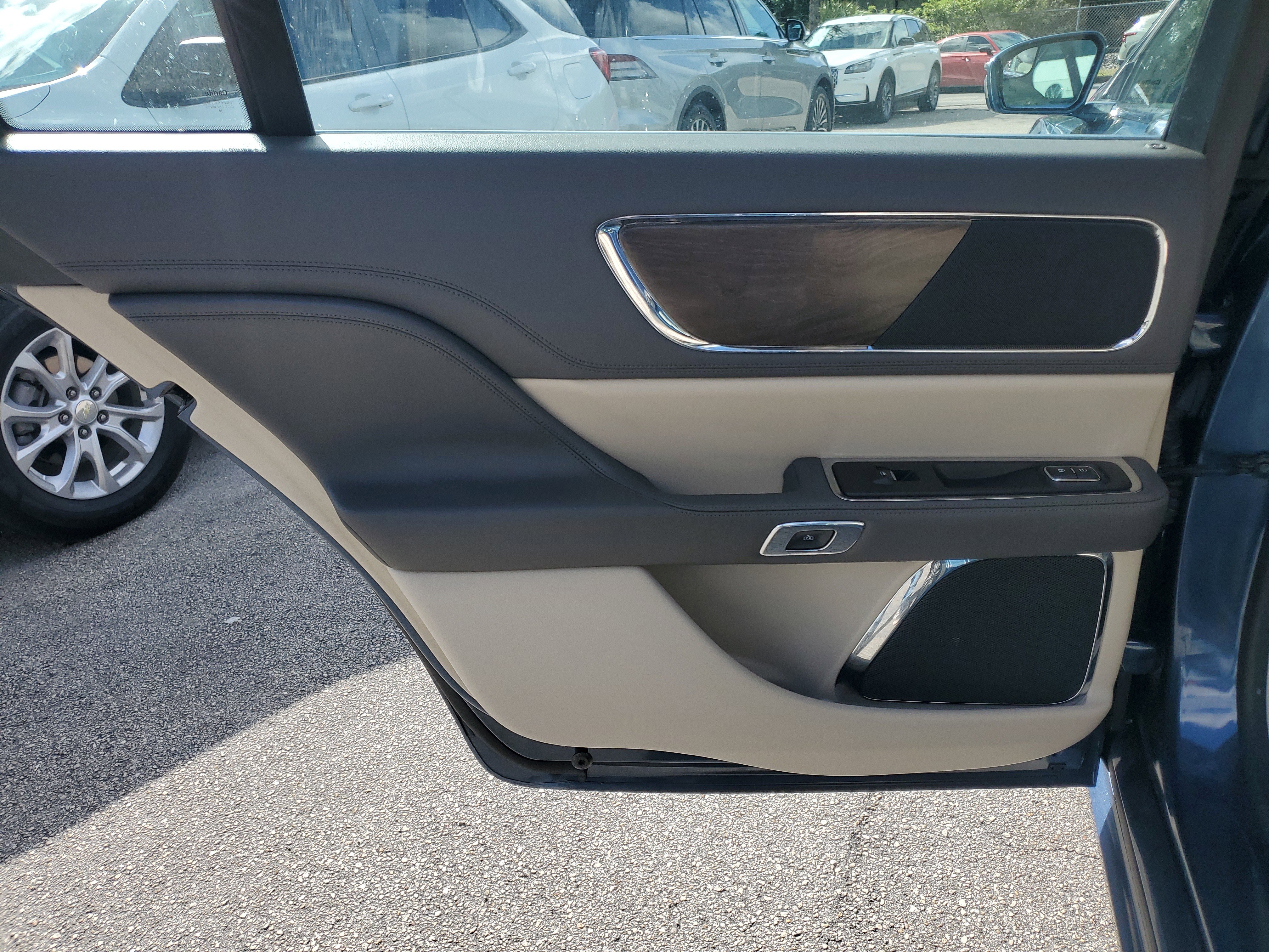 Used 2018 Lincoln Continental Premiere image 10