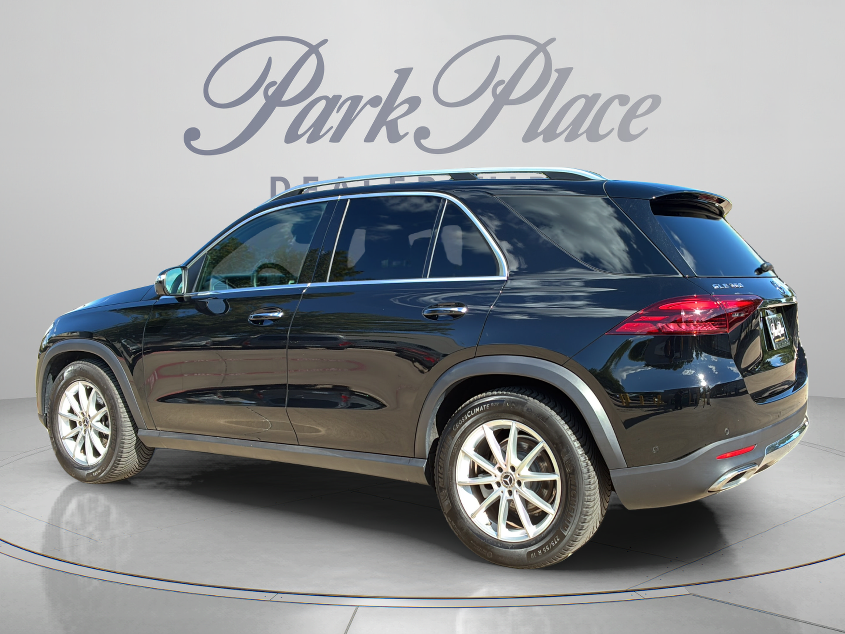Used 2025 Mercedes-Benz GLE 350 4MATIC image 3
