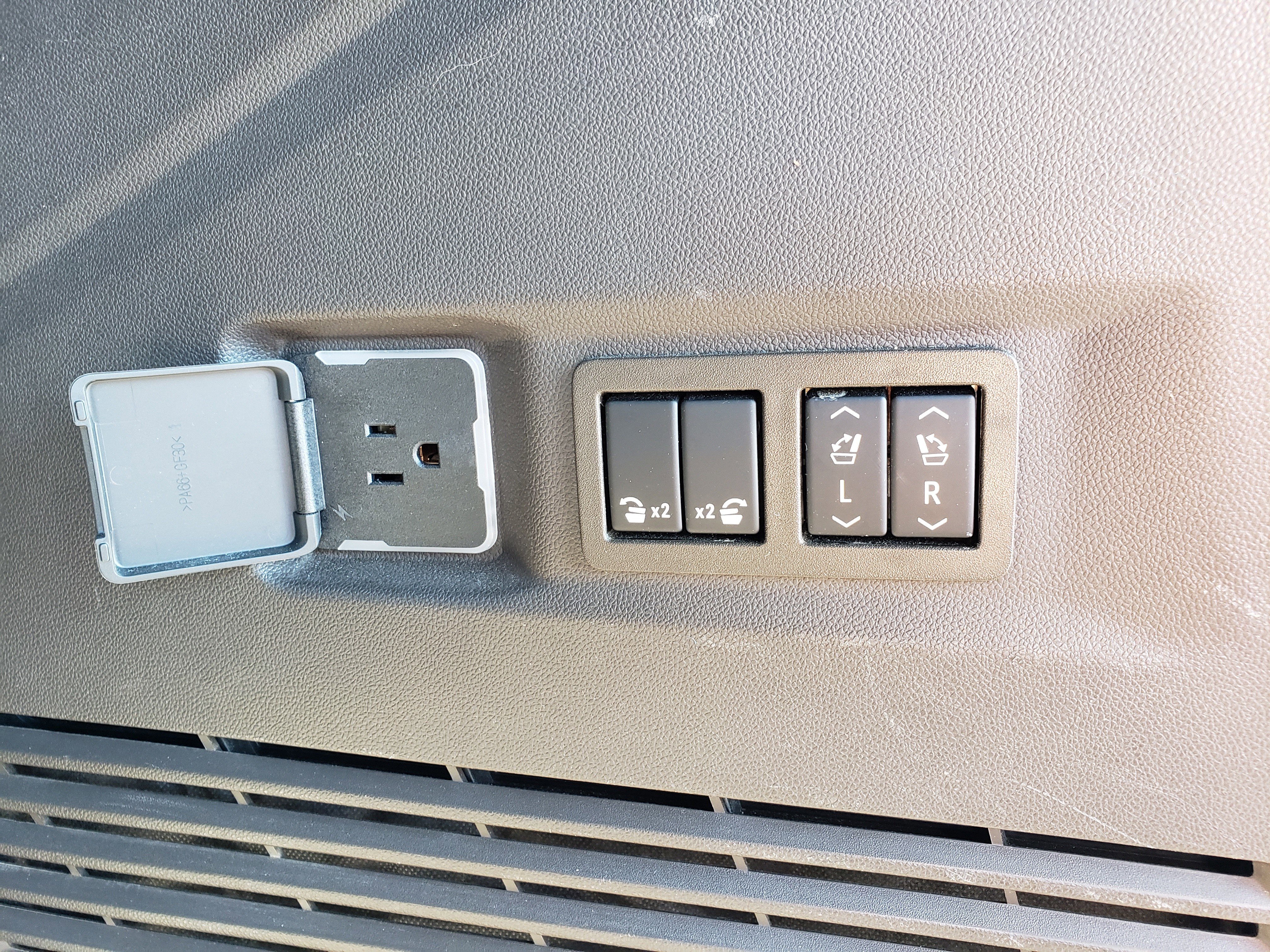 Used 2021 GMC Yukon Denali w/ Denali Premium Package image 11