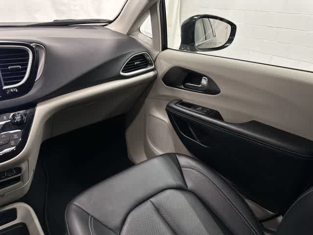 Used 2024 Chrysler Pacifica Touring-L FWD image 13