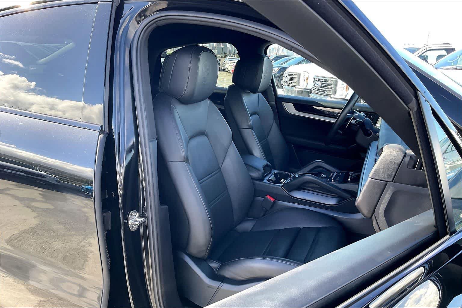 Used 2025 Porsche Cayenne Coupe AWD/4WD image 13