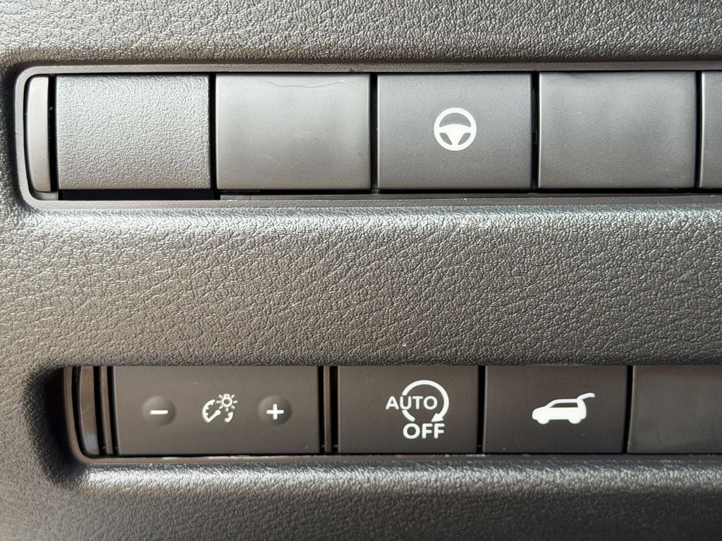Used 2025 Nissan Rogue SV AWD/4WD image 25