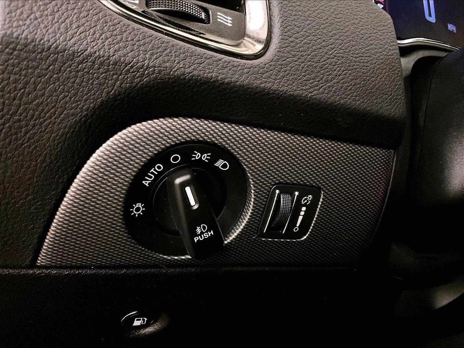 Used 2018 Dodge Durango R/T w/ Technology Group image 32