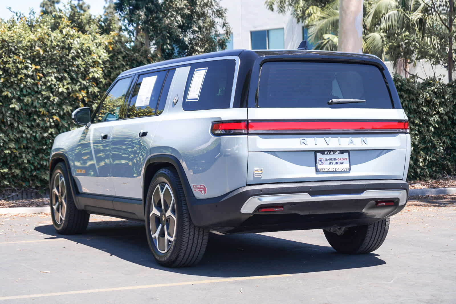 Used 2024 Rivian R1S Adventure AWD/4WD image 4
