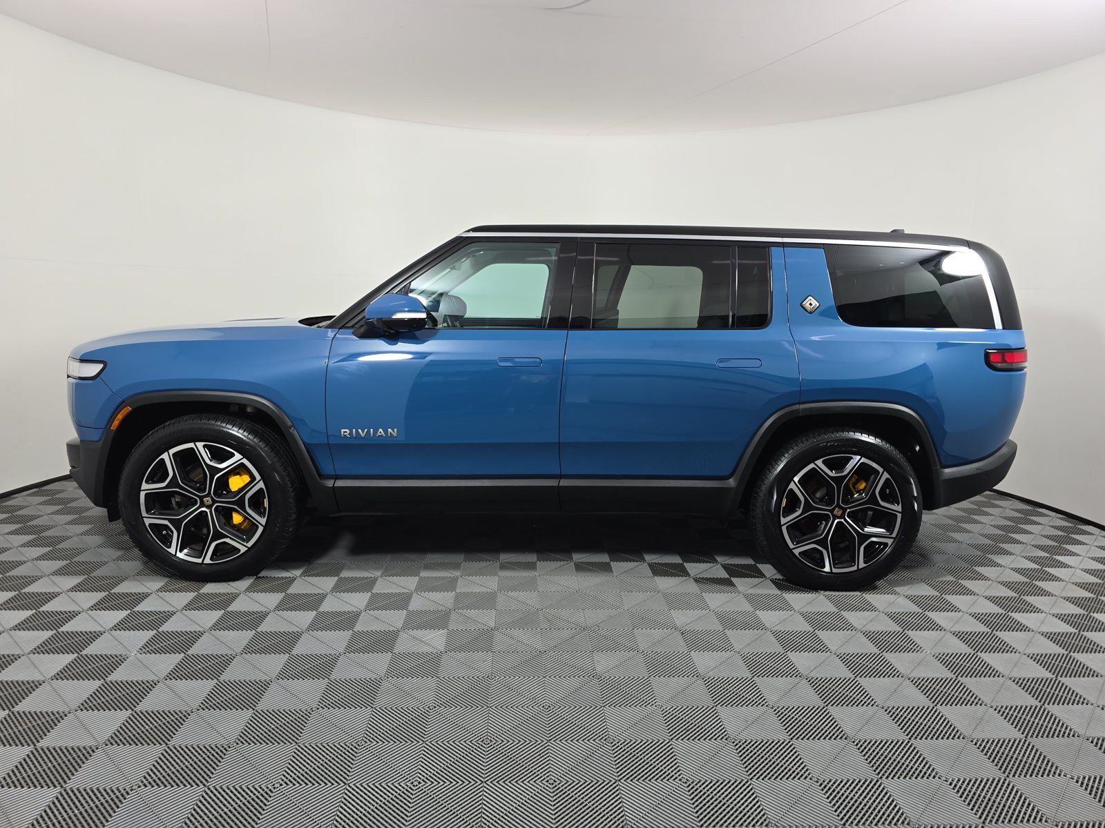 Used 2023 Rivian R1S Launch Edition Quad AWD/4WD image 2
