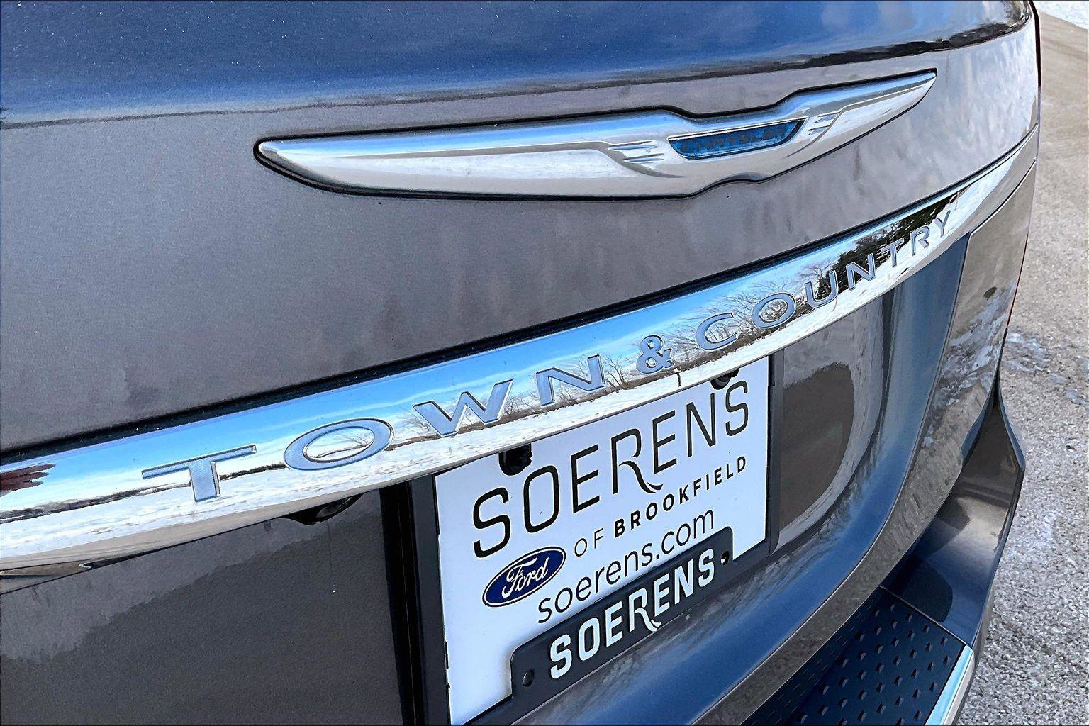 Used 2015 Chrysler Town & Country Touring-L w/ Driver Convenience Group image 18