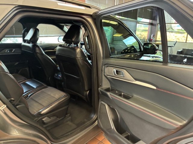 Used 2025 Ford Explorer ST-Line w/ ST-Line Street Pack AWD/4WD image 38