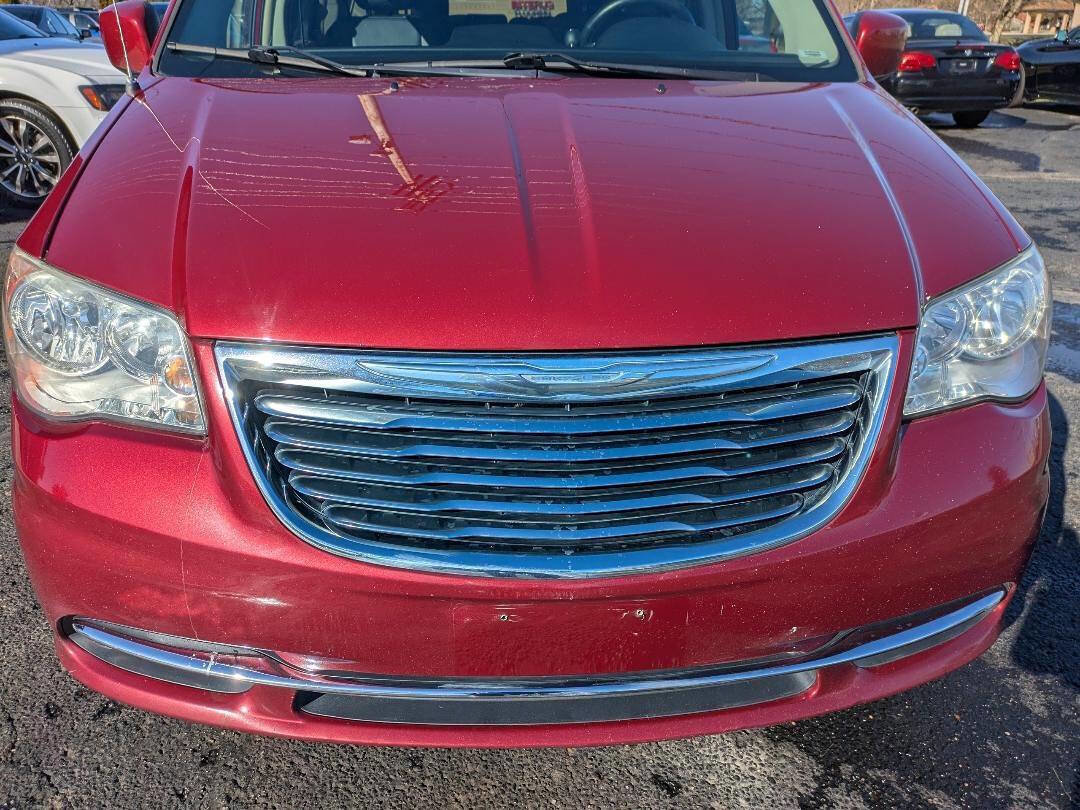 Used 2015 Chrysler Town & Country Touring w/ Driver Convenience Group image 8