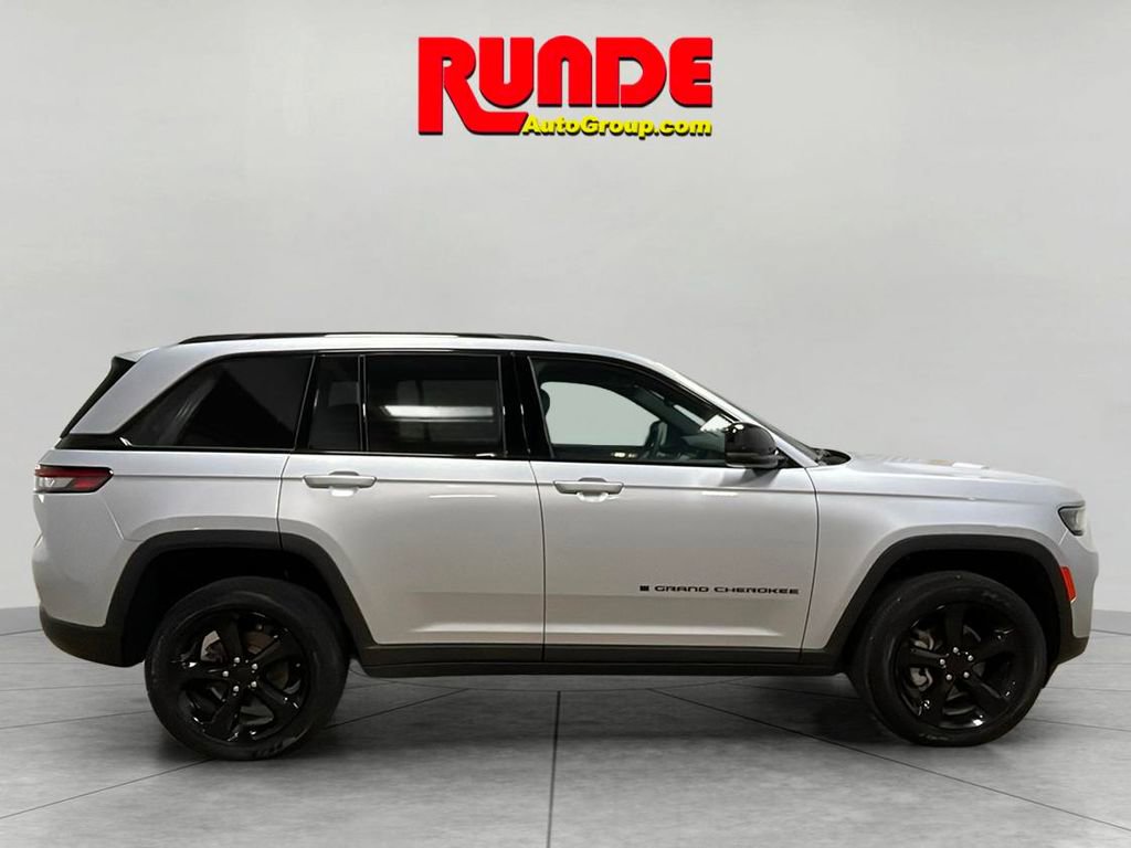 Used 2024 Jeep Grand Cherokee Altitude image 6