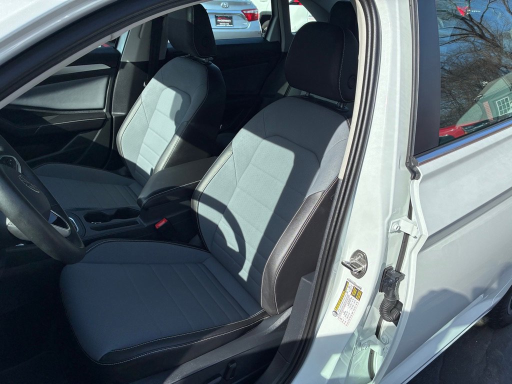 Used 2025 Volkswagen Jetta SE w/ Sunroof Package image 17