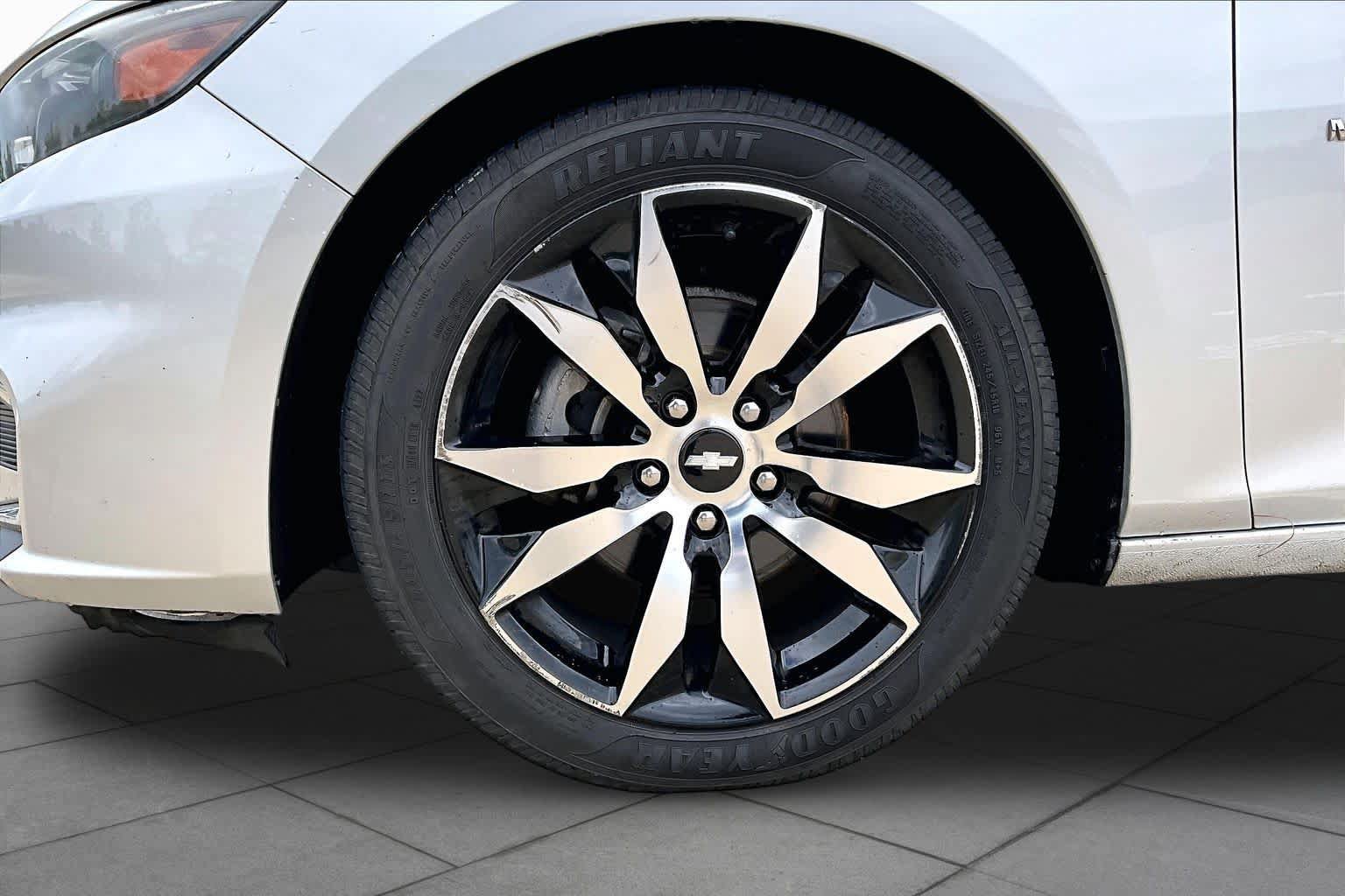 Used 2017 Chevrolet Malibu LT w/ Leather Package FWD image 11