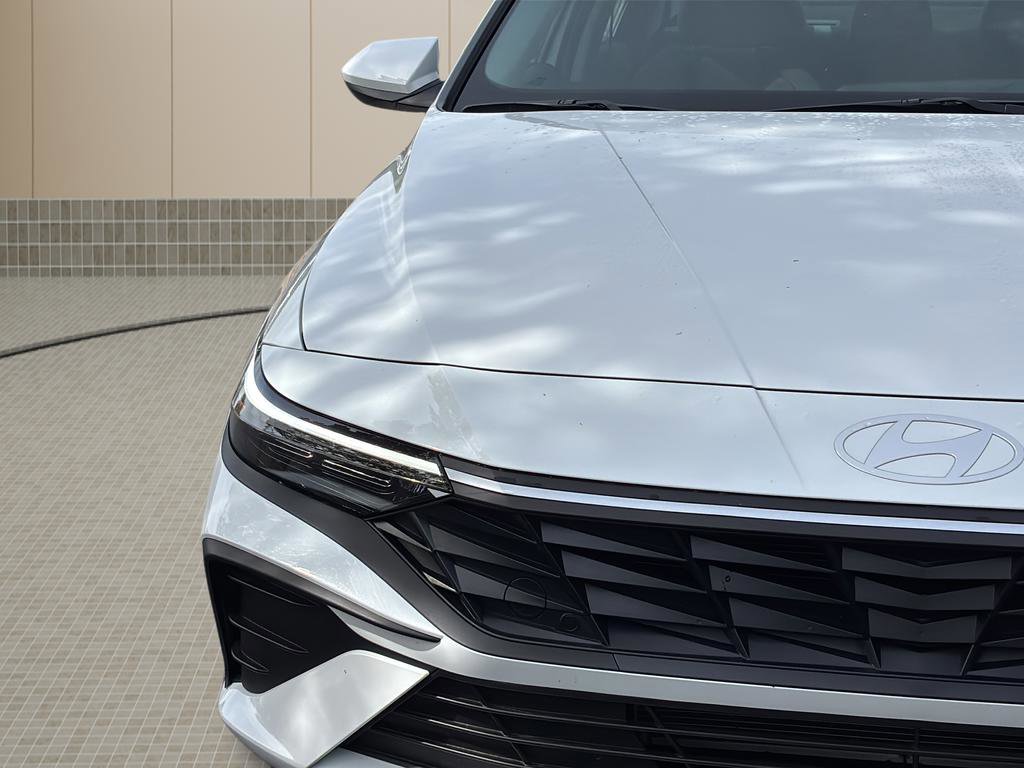 Certified 2025 Hyundai Elantra SE image 10