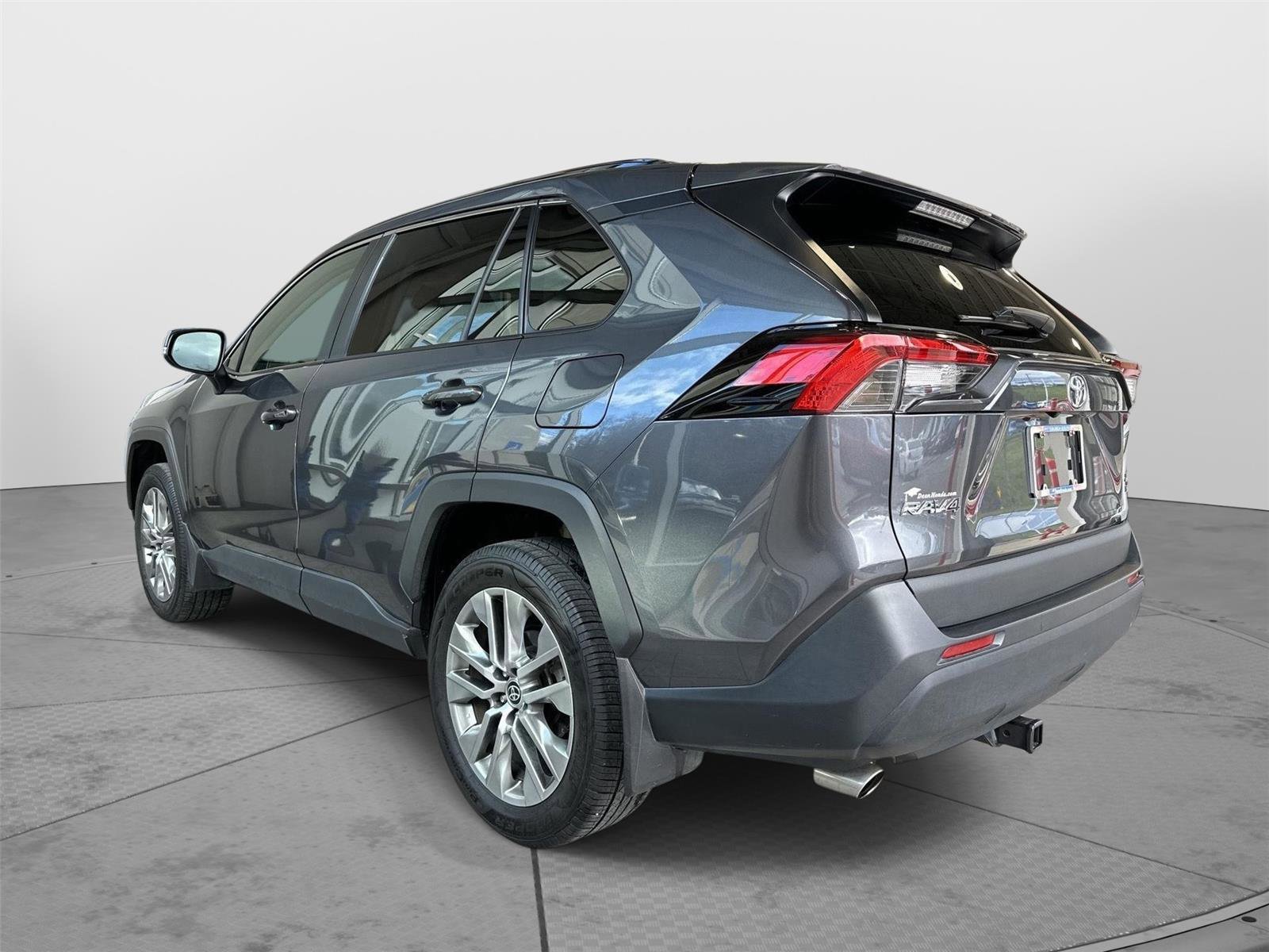 Used 2022 Toyota RAV4 XLE Premium image 3