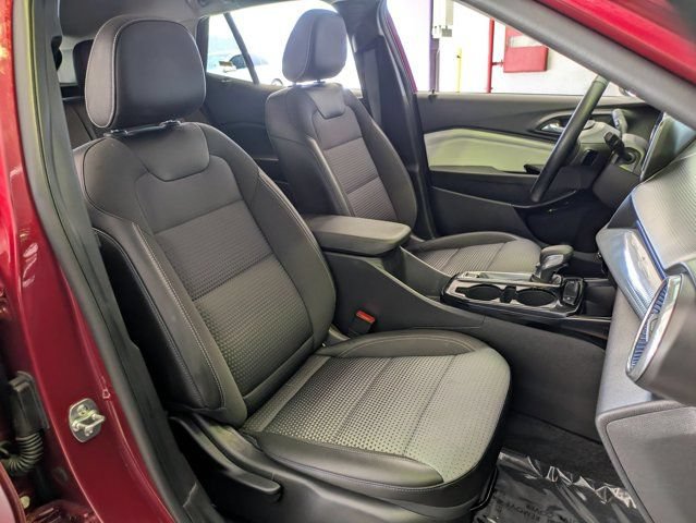Used 2025 Chevrolet Trax LT w/ LT Convenience Package FWD image 28