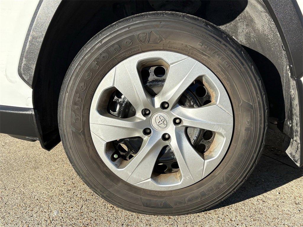 Used 2022 Toyota RAV4 LE image 9