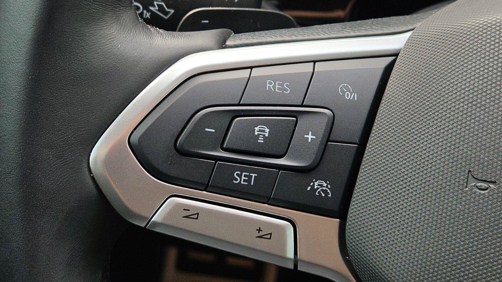 Certified 2025 Volkswagen Atlas SEL Premium R-Line AWD/4WD image 32