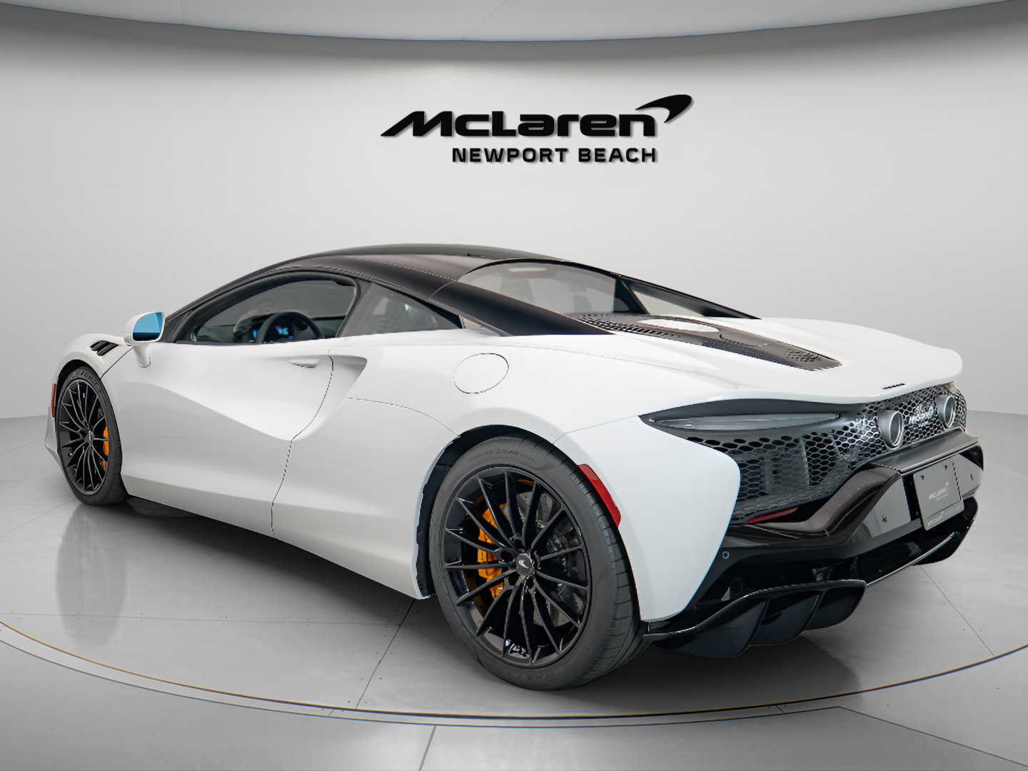 Used 2025 McLaren Artura RWD image 4