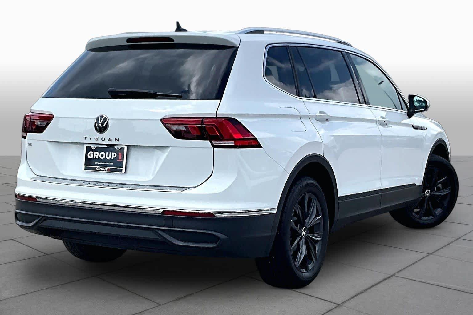 Used 2024 Volkswagen Tiguan SE FWD image 12