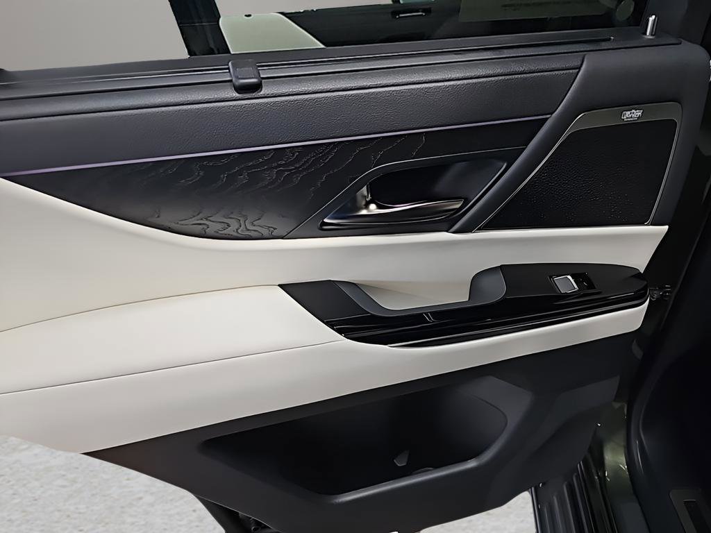 New 2025 Lexus LX 600 4WD w/ Luxury Package image 12