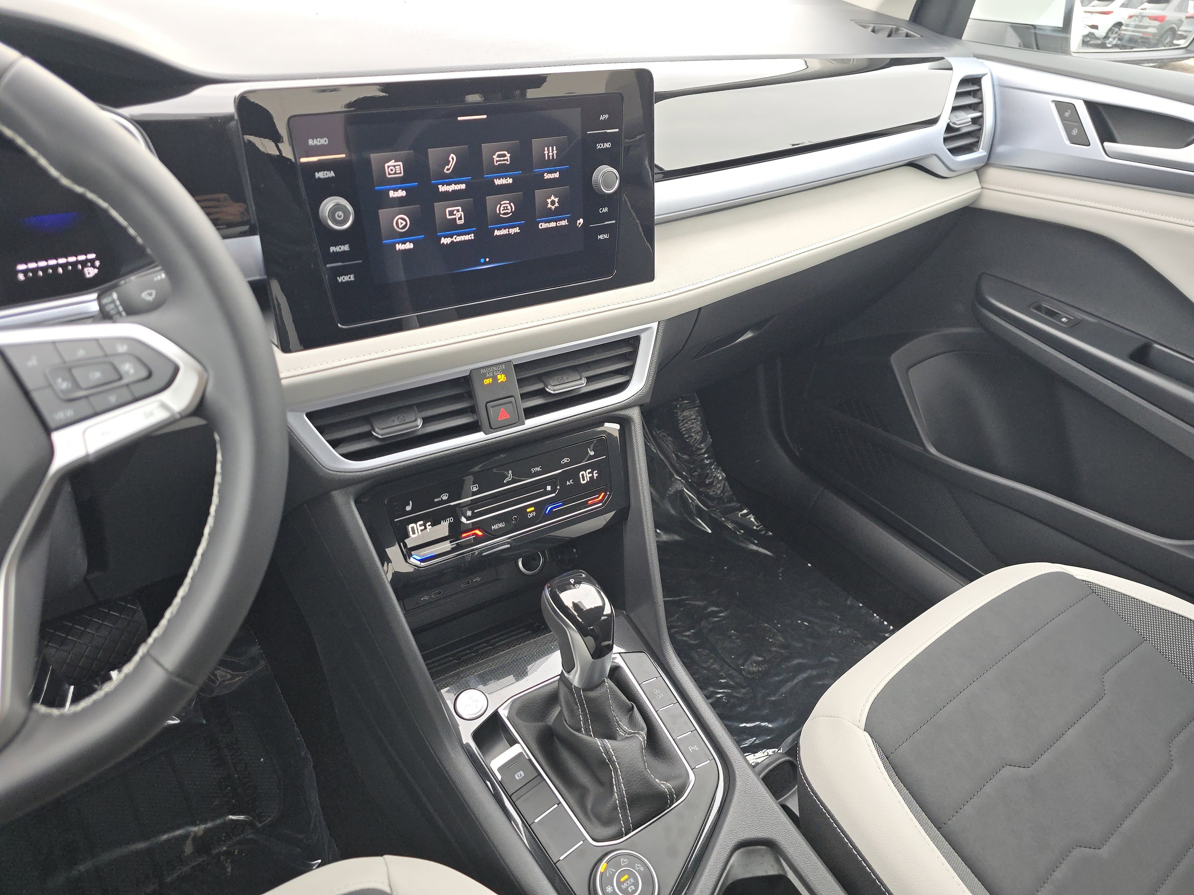 New 2026 Volkswagen Taos SE image 13